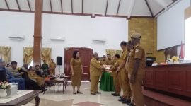 Bupati Mimika, Eltinus Omaleng, menyerahkan DPA secara simbolis kepada OPD di Mimika. (Foto: Galeri Papua/Jefri Manehat)