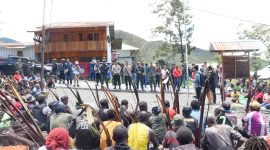 Pj Bupati Puncak Jaya, Tumiran, dan jajaran Forkopimda menemui masyarakat yang terlibat kericuhan pada hari pencoblosan, Kamis (15/2/2024). (Foto: Valentine M. Patalle/Prokompim Puncak Jaya)