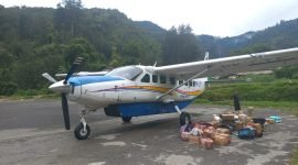 Pesawat Asian One yang ditembaki OTK di Distrik Beoga, Kabupaten Puncak, Papua Tengah. (Foto: Istimewa/Humas Polda Papua)