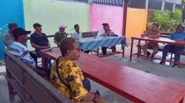 Pertemuan Lurah Inauga, Gerson Rumbarar, dengan ketua-ketua RT di Kelurahan Inauga. (Foto: Galeri Papua/Jefri Manehat)