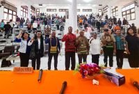 Foto bersama dalam kegiatan kuliah umum dan pelatihan peningkatan kapasitas mahasiswa Uncen di Aula FISIP Uncen, Jayapura, Papua. (Foto: Istimewa/Corporate Communication PTFI)