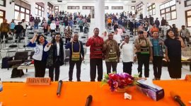 Foto bersama dalam kegiatan kuliah umum dan pelatihan peningkatan kapasitas mahasiswa Uncen di Aula FISIP Uncen, Jayapura, Papua. (Foto: Istimewa/Corporate Communication PTFI)