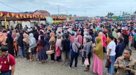 Warga memadati lokasi kegiatan Gerakan Pangan Murah dan Operasi Pasar Murah di lapangan eks Pasar Swadaya, Mimika, Papua Tengah, Jumat (23/2/2204). (Foto: Galeri Papua/Moh. Wahyu Welerubun)