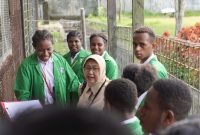 Siswa-siswi Sekolah Asrama Taruna Papua bersama Deputi Bidang Kemaritiman dan Sumber Daya Alam Bappenas, Vivi Yulaswati. (Foto: Istimewa/Corporate Communication PTFi)