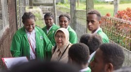 Siswa-siswi Sekolah Asrama Taruna Papua bersama Deputi Bidang Kemaritiman dan Sumber Daya Alam Bappenas, Vivi Yulaswati. (Foto: Istimewa/Corporate Communication PTFi)