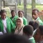 Siswa-siswi Sekolah Asrama Taruna Papua bersama Deputi Bidang Kemaritiman dan Sumber Daya Alam Bappenas, Vivi Yulaswati. (Foto: Istimewa/Corporate Communication PTFi)