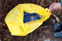 Penemuan bayi di Komples Waker, depan Kantor Klasis, Mimika, Papua Tengah, Senin (26/2/2024). (Foto: Istimewa/Tangkapan layar video amatir)