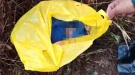 Penemuan bayi di Komples Waker, depan Kantor Klasis, Mimika, Papua Tengah, Senin (26/2/2024). (Foto: Istimewa/Tangkapan layar video amatir)