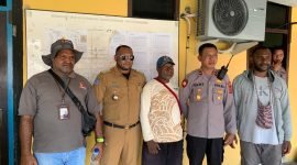 Kapolsek Mimika Barat Jauh, Kepala Distrik Mimika Barat Jauh, Ketua Bawaslu, dan Ketua Pandis Mimika Barat Jauh saat ditemui di Polres Pelayanan Mimika, Papua Tengah. (Foto: Galeri Papua/Moh. Wahyu Welerubun)