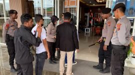Aparat keamanan saat melakukan pemeriksaan di depan pintu masuk Hotel Cartenz, Timika, Papua Tengah. (Foto: Galeri Papua/Moh. Wahyu Welerubun)