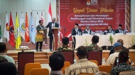 Ketua KPU Mimika, Dete Abugau, memukul tifa sebagai tanda dibukanya rapat pleno terbuka rekapitulasi dan penetapan perhitungan hasil suara Pemilu tahun 2024 tingkat Kabupaten Mimika, Selasa (27/2/2024). (Foto: Galeri Papua/Endy Langobelen)