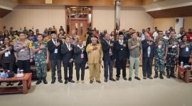 Foto bersama pada pembukaan rekapitulasi suara KPUD Kabupaten Mimika, di Aula Hotel Cartenz Timika, Jalan Budi Utomo, Timika, Papua Tengah, Selasa (27/2/2024). (Foto: Galeri Papua/Endy Langobelen). 