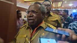 Bupati Mimika, Eltinus Omaleng, saat diwawancarai awak media seusai mengikuti pembukaan rapat pleno terbuka rekapitulasi dan penetapan perhitungan hasil perolehan suara Pemilu 2024 tingkat Kabupaten Mimika di Hotel Cartenz, Jalan Budi Utomo, Timika, Papua Tengah, Selasa (27/2/2024). (Foto: Galeri Papua/Jefri Manehat)