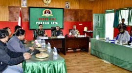 Suasana rapat pembentukan tim percepatan sidang pleno rekapitulasi suara Pemilu 2024 di Makodim 1714/Puncak Jaya, Mulia, Papua Tengah, Rabu (28/2/2024). (Foto: Valentine Margareth Patalle/Prokompim Puncak Jaya)