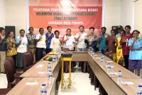Foto bersama pada pembukaan pelatihan penyusunan rencana bisnis bagi Kelompok Usaha Perhutanan Sosial Lembaga Desa Pigapu, Etahe Atikamo, di Hotel Emerald, Mimika, Papua Tengah, Rabu (28/2/2024). (Foto: Galeri Papua/Moh. Wahyu Welerubun)