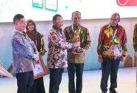 Mendagri, Tito Karnavian, menyerahkan penghargaan aktifasi IKD tertinggi kepada Disdukcapil Mimika yang diterima langsung Slamet Sutedjo selaku Kepala Disdukcapil Mimika. (Foto: Istimewa/Disdukcapil Mimika)