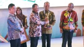 Mendagri, Tito Karnavian, menyerahkan penghargaan aktifasi IKD tertinggi kepada Disdukcapil Mimika yang diterima langsung Slamet Sutedjo selaku Kepala Disdukcapil Mimika. (Foto: Istimewa/Disdukcapil Mimika)