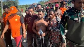 Daud Kudiai (tidak berbaju), Pandis Distrik Mimika Barat Jauh yang sempat hilang ditemukan dalam keadaan selamat. (Foto: Istimewa/Kantor SAR Timika)