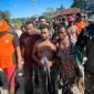 Daud Kudiai (tidak berbaju), Pandis Distrik Mimika Barat Jauh yang sempat hilang ditemukan dalam keadaan selamat. (Foto: Istimewa/Kantor SAR Timika)