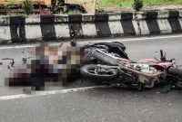 Tampak kedua korban tergeletak usai tabrakan. (Foto: Istimewa/Satlantas Polres Mimika) 