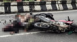 Tampak kedua korban tergeletak usai tabrakan. (Foto: Istimewa/Satlantas Polres Mimika) 