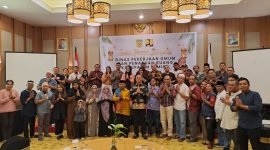 Foto bersama Dinas PUPR Kabupaten Mimika dengan para wartawan di Mimika pada momen buka puasa bersama. (Foto: Istimewa)