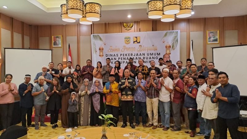 Foto bersama Dinas PUPR Kabupaten Mimika dengan para wartawan di Mimika pada momen buka puasa bersama. (Foto: Istimewa)