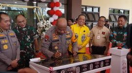 Penandatanganan prasasti RS Bhayangkara Dira Cartenz oleh Kapolda Papua, Irjen Pol Mathius D. Fakhiri, Sabtu (2/3/2024). (Foto: Galeri Papua/Endy Langobelen)