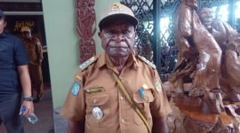 Kepala Distrik Mimika Barat Tengah, Lukas Muyapa.  (Foto: Galeri Papua/Jefri Manehat)