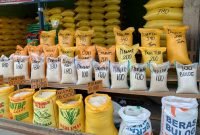 Lapak beras milik Ayudin di Pasar Sentral Timika, Papua Tengah. (Foto: Galeri Papua/Moh. wahyu Welerubun)