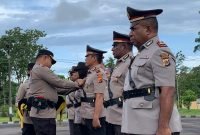 Momen penyematan jabatan pada saat serah terima jabatan di lingkup Polres Mimika, Rabu (6/2/2024), (Foto: Galeri Papua/Moh. Wahyu Welerubun)