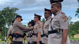 Momen penyematan jabatan pada saat serah terima jabatan di lingkup Polres Mimika, Rabu (6/2/2024), (Foto: Galeri Papua/Moh. Wahyu Welerubun)