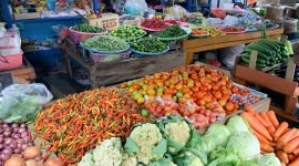 Sejumlah komoditas pangan di lapak salah seorang pedagang di Pasar Sentral Timika. (Foto: Galeri Papua/Moh. Wahyu Welerubun)