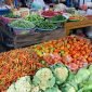 Sejumlah komoditas pangan di lapak salah seorang pedagang di Pasar Sentral Timika. (Foto: Galeri Papua/Moh. Wahyu Welerubun)