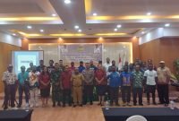Foto bersama pihak Distrik Alama, perwakilan Pemerintah Kampung yang menjadi peserta Musrenbang, Tim Asistensi Bappeda Mimika dan Forkopimda Distrik Alama. (Foto: Galeri Papua/Jefri Manehat)