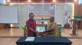 Kepala Distrik Alama, Ruben Dolame menyerahkan usulan program yang dihasilkan Musrenbang Distrik Alama kepada Tim Asistensi Bappeda Kabupaten Mimika. (Foto: Galeri Papua/Jefri Manehat)