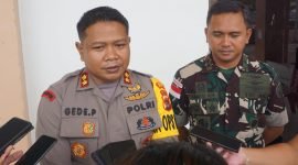 Kapolres Mimika, AKBP I Gede Putra, didampingi Danlanud Yohanis Kapiyau, Letkol Pnb Kamto Adi Saputro. (Foto: Galeri Papua/Endy Langobelen)