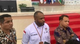 Komisioner KPU Mimika saat memberikan keterangan kepada awak media usai pleno penetapan perolehan suara tingkat kabupaten. (Foto: Galeri Papua/Jefri Manehat)