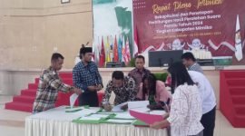Saksi Parpol dan KPU Mimika saat menandatangani berita acara pleno penetapan hasil perolehan suara tingkat kabupaten. (Foto: Galeri Papua/Jefri Manehat)