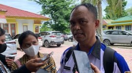 Kepala Dinas Perindustrian dan Perdagangan Kabupaten Mimika, Petrus Pali Ambaa. (Foto: Galeri Papua/Moh. Wahyu Welerubun) 