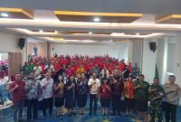 Foto bersama Pj Sekda Mimika, Ida Wahyuni, pimpinan OPD di lingkungan Pemerintah Kabupaten Mimika, dan peserta Musrenbang yang terdiri dari kelurahan dan kampung yang ada di wilayah Distrik Mimika Baru. (Foto: Galeri Papua/Jefri Manehat)