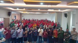 Foto bersama Pj Sekda Mimika, Ida Wahyuni, pimpinan OPD di lingkungan Pemerintah Kabupaten Mimika, dan peserta Musrenbang yang terdiri dari kelurahan dan kampung yang ada di wilayah Distrik Mimika Baru. (Foto: Galeri Papua/Jefri Manehat)