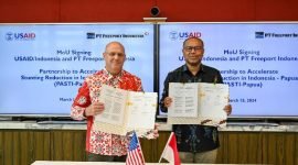 Director & EVP Sustainable Development PTFI Claus Wamafma dan Mission Director USAID Jeffery P. Cohen saat mendandatangani MoU program Partnership to Accelerate Stunting Reduction in Indonesia for Papua Chapter (PASTI Papua). (Foto: Istimewa/Corporate Communication PTFI)
