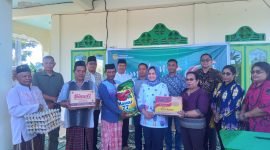 Safari Ramadhan 1445 Hijriah, Pemkab Mimika menyerahkan sembako kepada umat Islam di wilayah Distrik Mimika Timur. (Foto: Galri Papua/Jefri Manehat)
