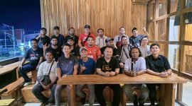 Foto bersama Satgas Humas Ops Damai Cartenz 2024 dan insan pers di Mimika dalam acara buka puasa bersama, Sabtu (16/3/2024) di Pua-Pua Cafe, Jalan Budi Utomo, Timika, Papua Tengah. (Foto: Istimewa/Satgas Humas Ops Damai Cartenz 2024)