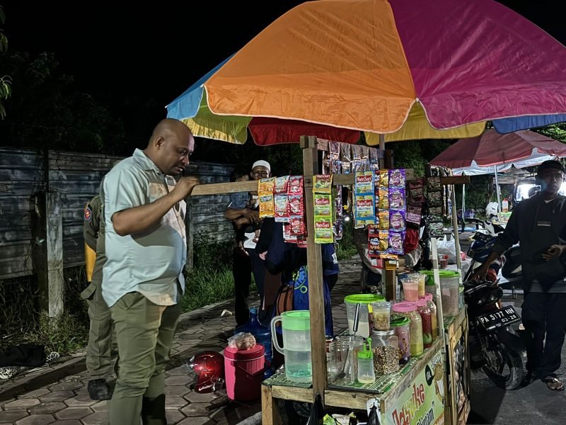 Kepala Dinas Satpol-PP Kabupaten Mimika, Ronny S. Marjen, saat mengingatkan pedagang kaki lima untuk tidak berjualan di atas trotoar. (Foto:Istimewa)