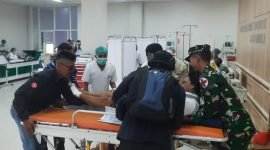 Korban anggota TNi, Serka Salim Lestaluh, saat dievakuasi ke RSUD Mimika, Timika, Papua Tengah, Senin (18/3/2024). (Foto: Istimewa)
