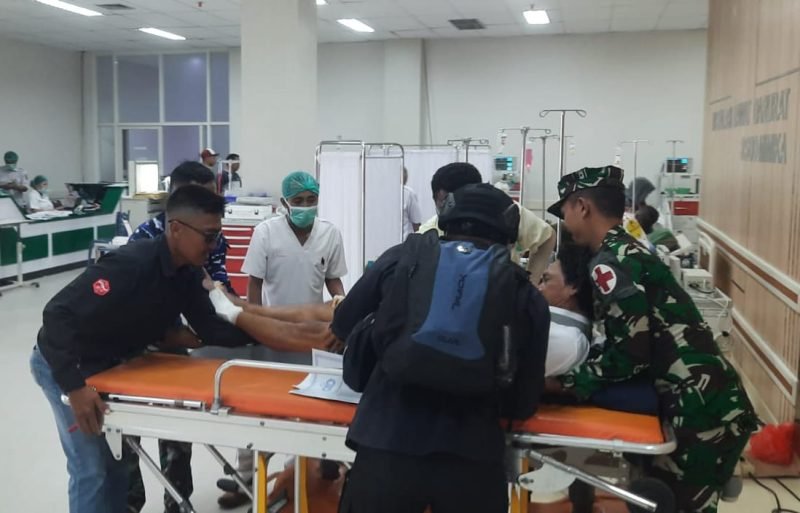 Korban anggota TNi, Serka Salim Lestaluh, saat dievakuasi ke RSUD Mimika, Timika, Papua Tengah, Senin (18/3/2024). (Foto: Istimewa)