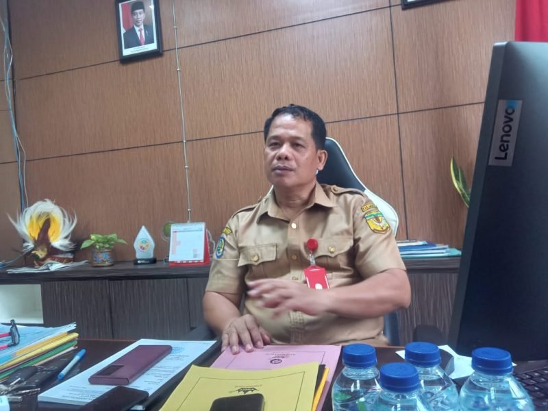 Kepala Badan Kesbangpol Kabupaten Mimika, Yan Selamat Purba. (Foto: Galeri Papua/Jefri Manehat)