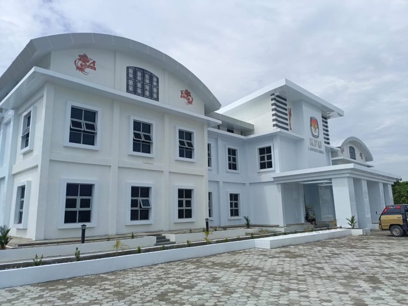 Gedung Kantor KPU Mimika yang berlokasi di jalan Irigasi. (Foto: Galeri Papua/Jefri Manehat)